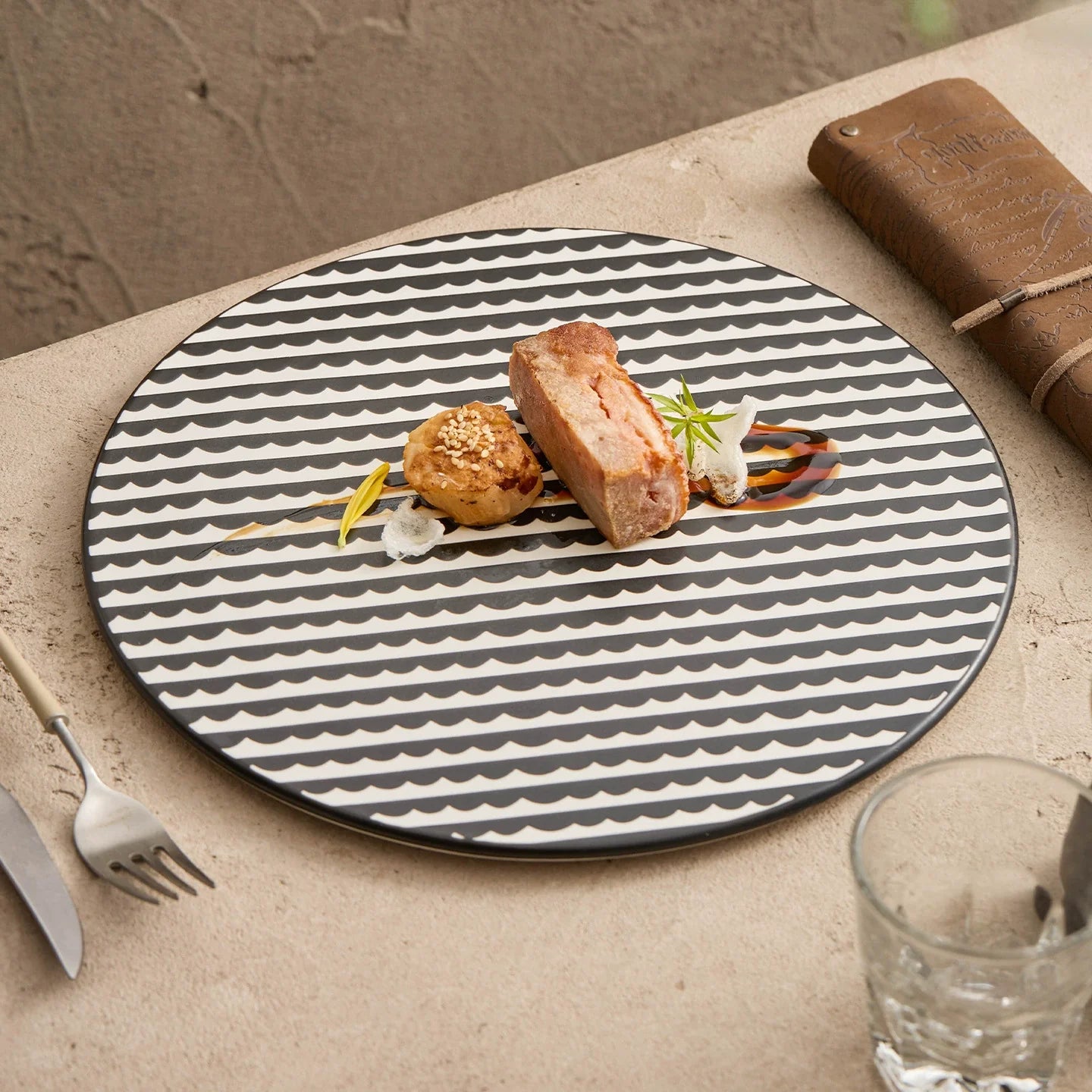 Black & White Geometric Ceramic Dinner Plate – 10.25" Modern Tableware-2