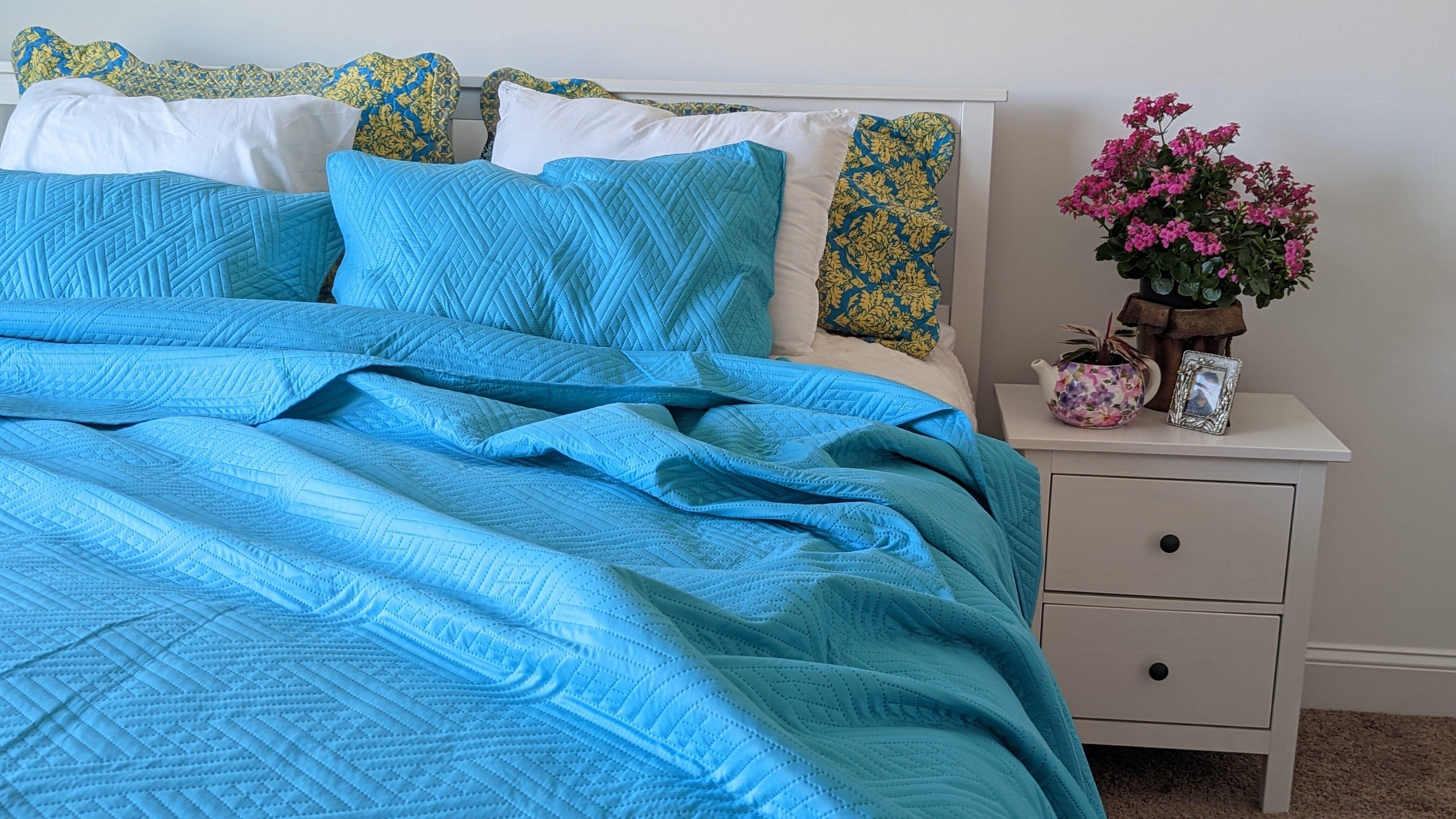 DaDa Bedding Gentle Wave Turquoise Teal Blue Lagoon Lightweight Quilted Bedspread Set (LH3000)-0