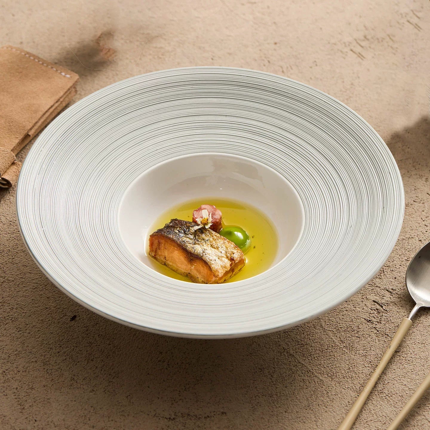 Aurelian Radial 10-Inch Fine Ceramic Hat Plate – Sculptural Fine Dining Series-1