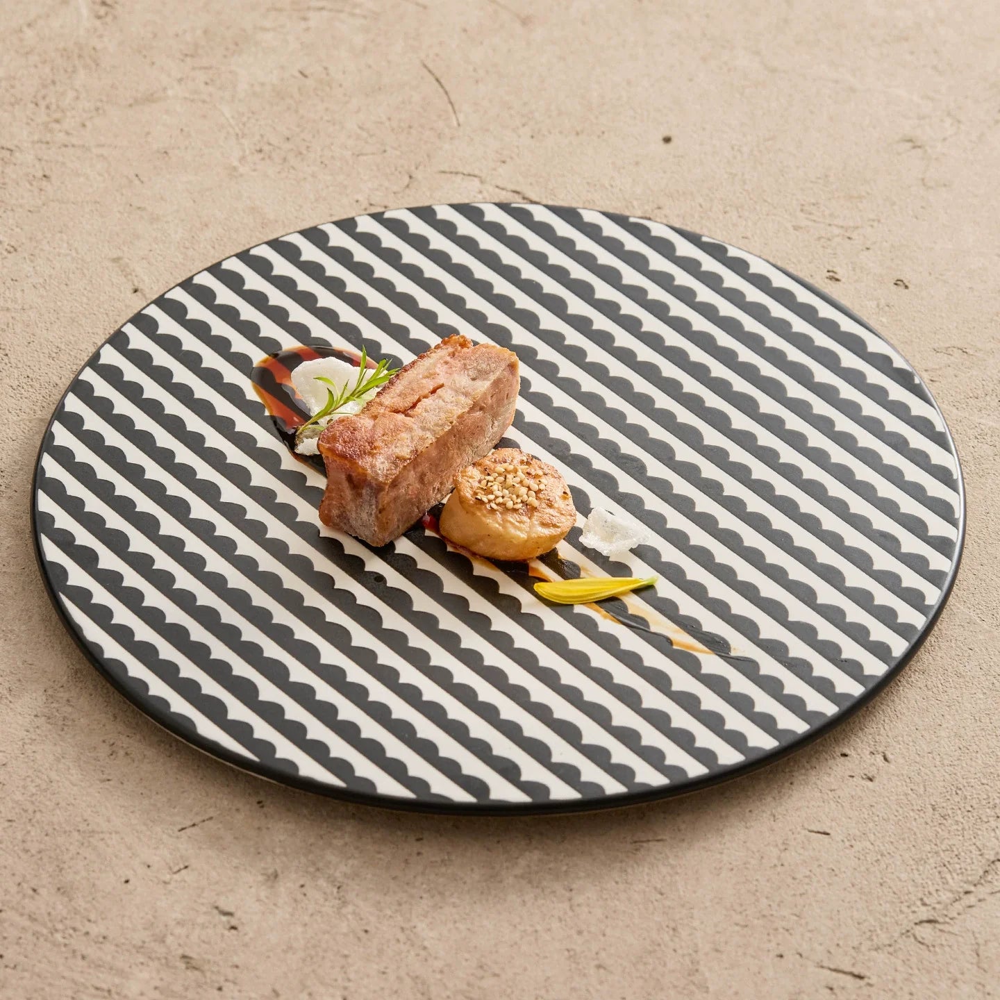 Black & White Geometric Ceramic Dinner Plate – 10.25" Modern Tableware-1